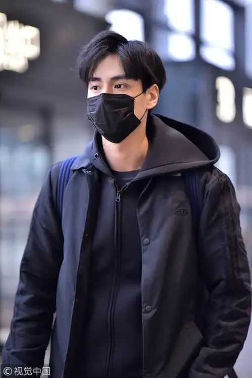 胡一天发型被风吹乱秒变"独角兽" 口罩遮面一身黑眼神显倦怠_新浪看点