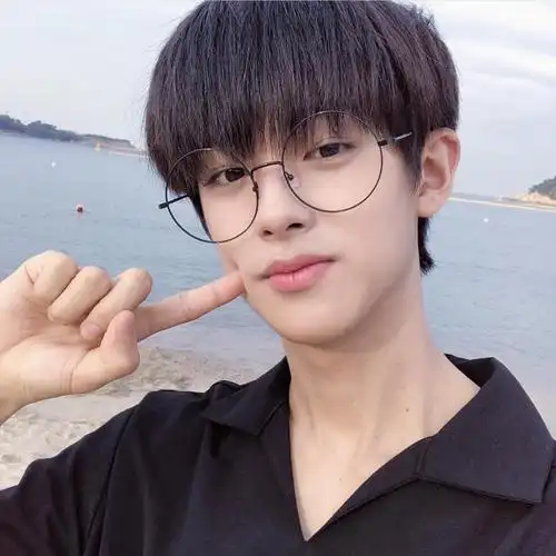 进来就看绝美小帅哥