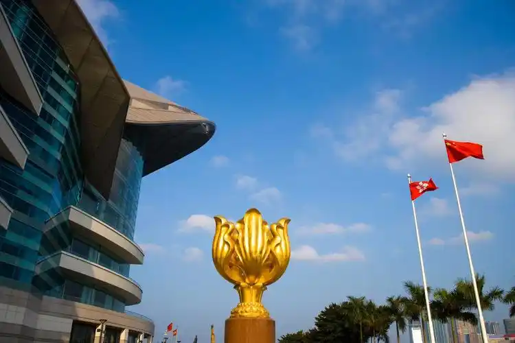 p>金紫荆广场(golden bauhinia square)位于香港会展中心的新冀海旁
