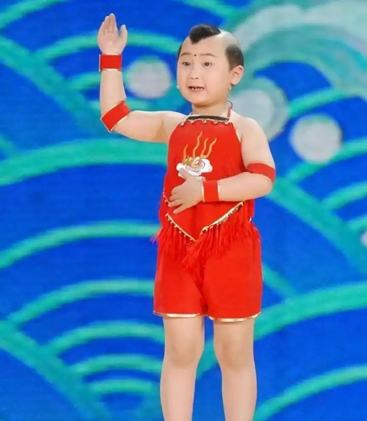 很快,小鸣贺火遍了河南,在豫剧圈子里,人们把他称为"豫剧红孩儿".