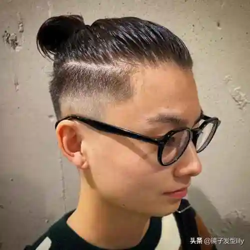男士半扎发是一种头顶相对比较长的发型,足够可以扎一个丸子的造型