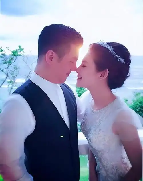 你说林若亚这妹子,怎么会心甘情愿地嫁给一个满身污点的男人呢?