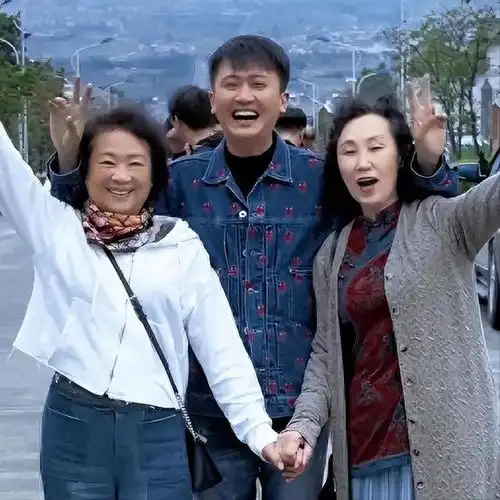 回顾主持人杨帆:娶平凡妻子李松奇,生两个女儿日子过