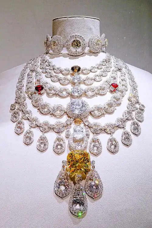 经过顶级珠宝工匠师一千多个日夜的精工细作,一经面世便吸引了全世界