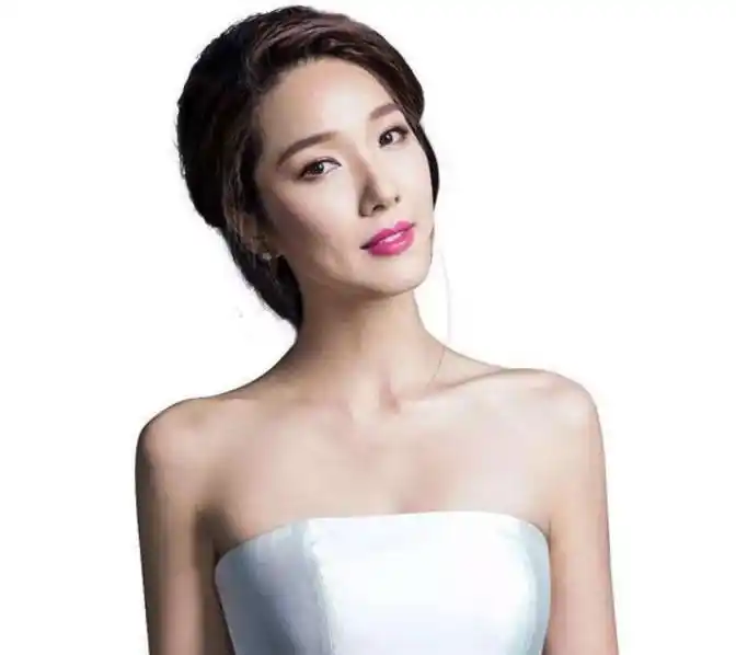 王祖蓝媳妇李亚男一身金银色长裙现身活动,网友找亮点