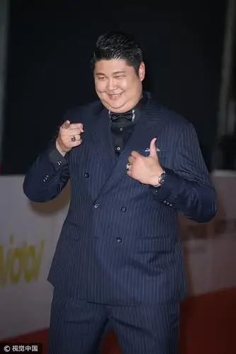 哈孝远红毯飙摩托 竖大拇指狂点赞