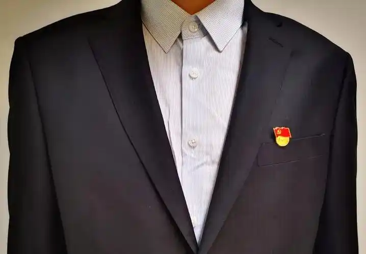 【理论学习】如何正确佩戴党徽?