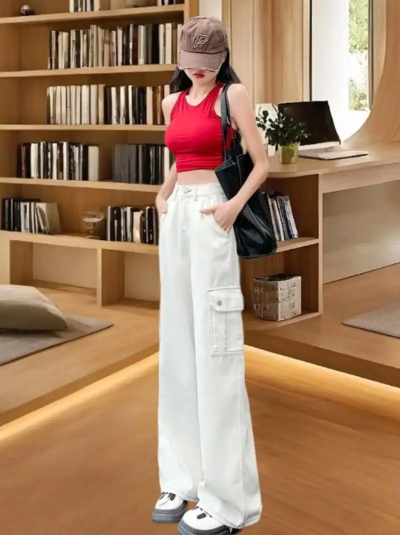 女士必备白色工装牛仔裤,高腰设计,宽松版型,阔腿直筒剪裁,尽显时尚与