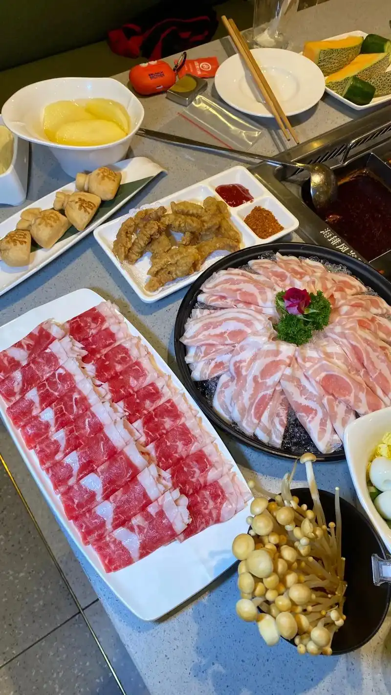 海底捞208.五荤七素双锅底,包饮料调料自助台,左下角9315 - 抖音