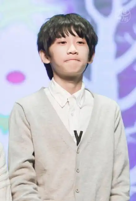 巴掌脸直角肩的陈泗旭笑起来那么好看你真的不粉一个