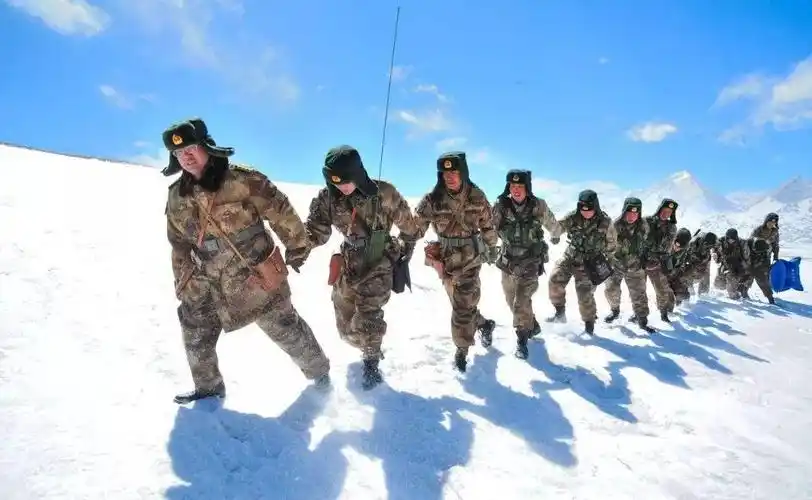 中国最艰苦的边防阵地士兵睡觉要插氧气每三公里长眠一位士兵