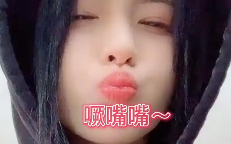 杨超越喝可乐噘嘴嘴的小可爱