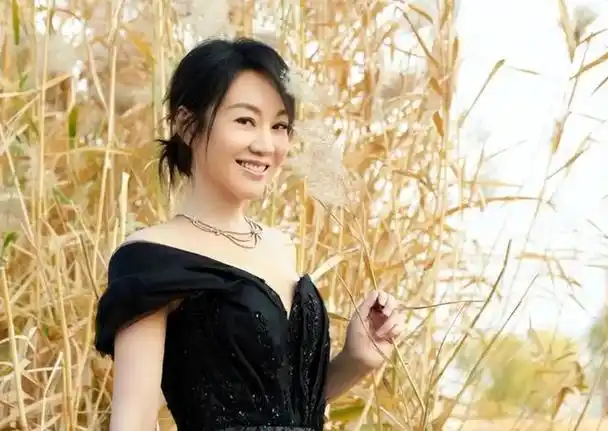 闫妮跑10年龙套才走红,三段姐弟恋后单身带娃,如今怎么样了?