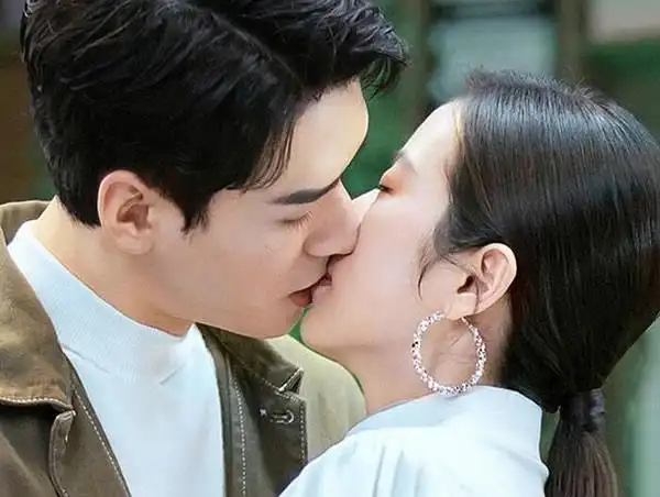 周雨彤龚俊在一起了吗