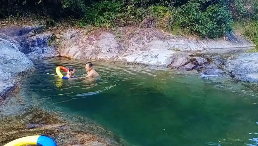 自己农家附近的小溪游泳