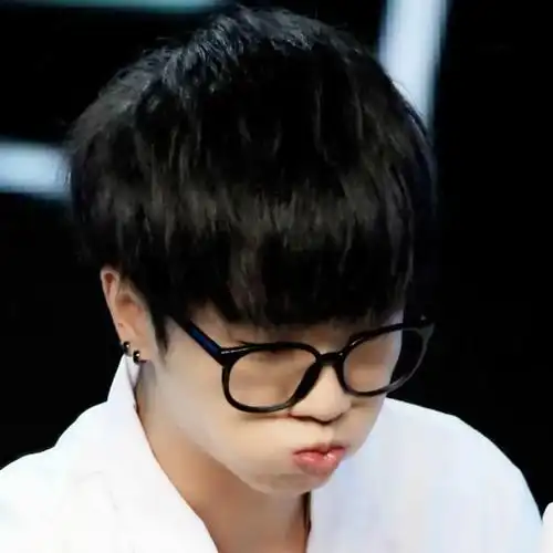 月饼脸可爱男生嘟嘴卖萌头像