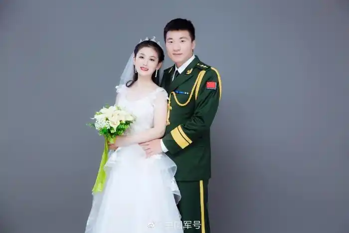 来甜一下当绿军装邂逅白婚纱