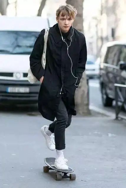 鞋配什么衣服好看,白色运动装配什么鞋子好看(全白运动鞋3种搭配方式)