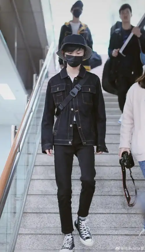 马嘉祺早期机场穿搭