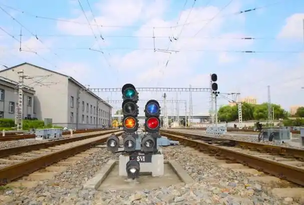 绿,黄,白,蓝通常有5种颜色火车的信号灯称为信号机也要遵从铁路线路边