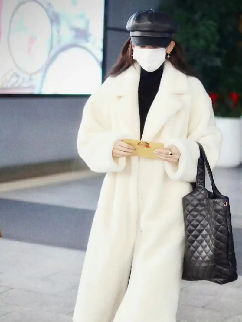 古力娜扎|冬季温柔知性又气质的穿搭分享  娜扎更新机场私服,白色大衣