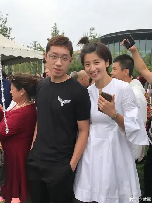 12 李晓霞婚礼国乒聚会 王皓透视西装 短裤出席