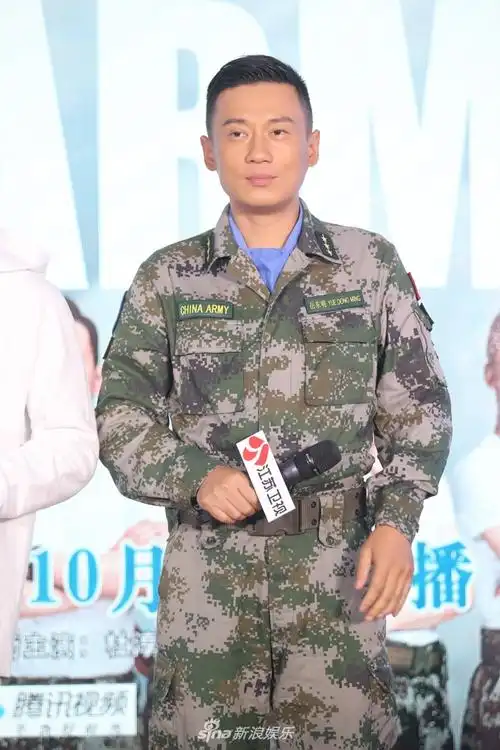 组图:杜淳亮相《维和步兵营》宣传会 亲密拥抱贾青cp感十足