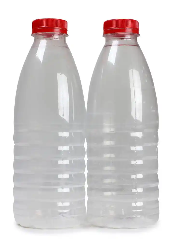 空塑料瓶,在白色背景上的牛奶塑料瓶