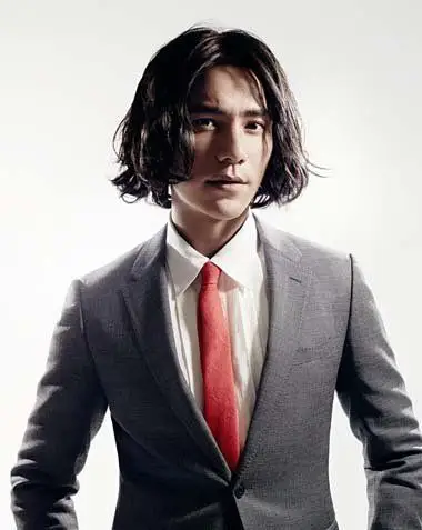 2015年男生还流行长发吗 男子中分长发图片(2)