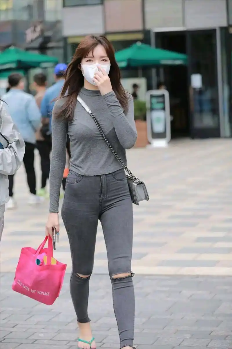 街拍性感的破洞牛仔裤美女 #时尚街拍# #紧身牛仔裤美女