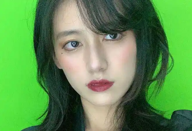 黑尾酱晒自拍有谁注意到她的颜值网友和李诞在同一水平线