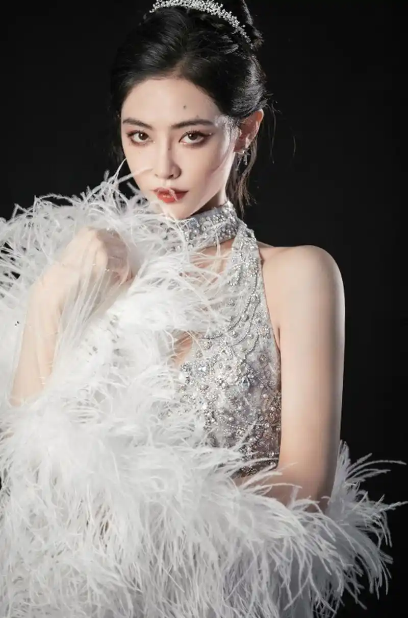 肤白貌美大长腿的#许佳琪# 容颜秀丽,娇嗔欲滴,窈窕身材,性感火辣