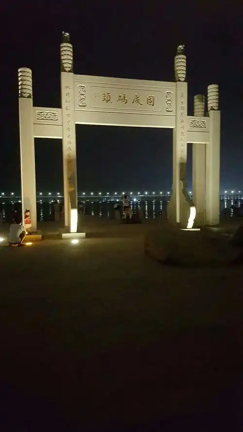 深圳,西乡,固戍码头,远处是地铁穿梭,空中盘旋的是飞机!