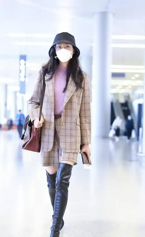 "韩雪"都奔四了还这么有气质,穿格纹西装配长筒靴,气场全开_时尚_毛衣