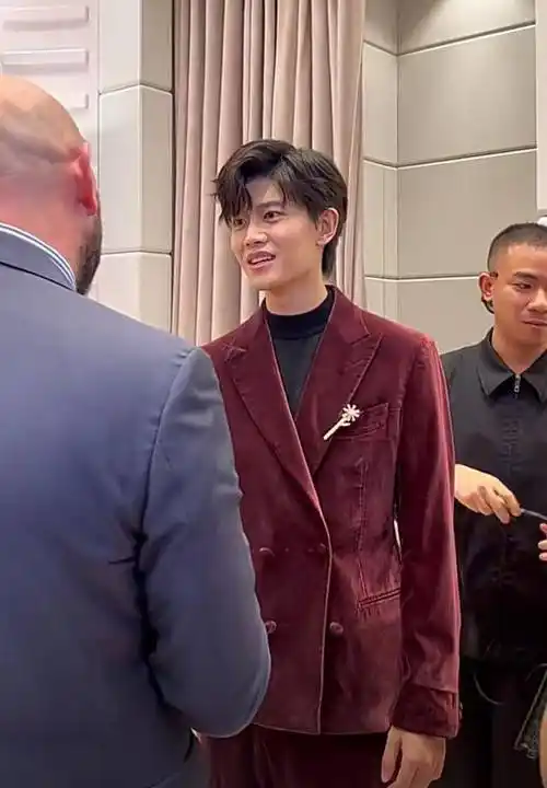 178cm任嘉伦出席活动,穿5cm增高鞋仍瘦小,听不懂英文太尴尬!