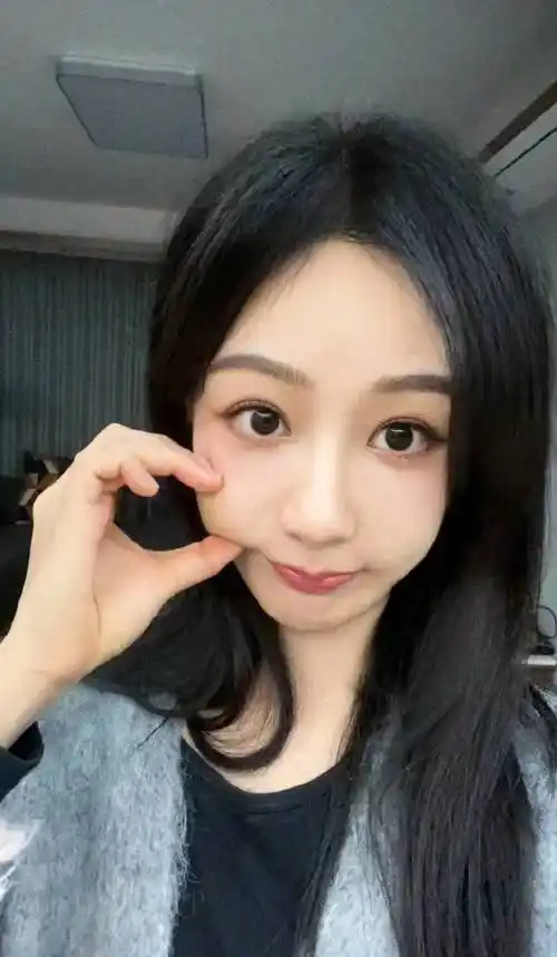 杨紫晒捏脸比心自拍照 双眸明亮表情可爱灵动_个人_社交_账号