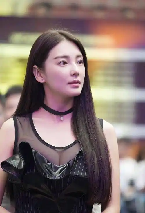 2008年,张雨绮拍摄徐克执导的电影《女人不坏》,从而和华谊兄弟的刘韬