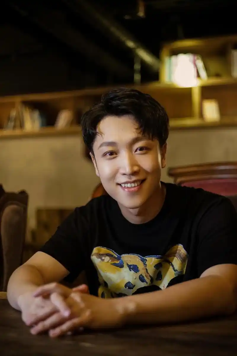 近日,演员张海宇一组咖啡店写真大片曝光,片中他身穿黑色短t,刘海成