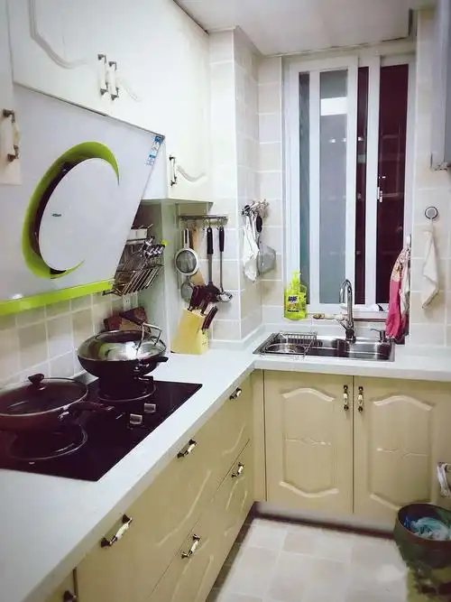 小厨房.家里那位选的油烟机,总是夸自己选的那一抹绿.其实不是很搭啦.