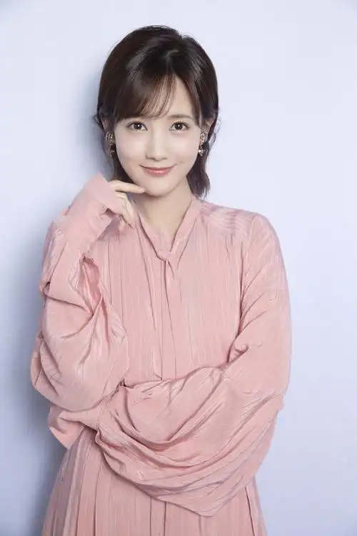 李一桐优雅知性粉裙写真图片45