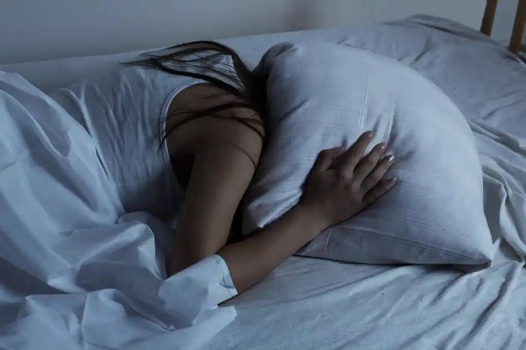 失眠,女孩覆盖她的头部,pillow.insomnia