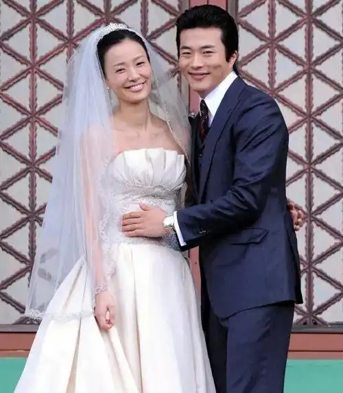 韩剧男神权相佑和妻子孙泰英比心大秀恩爱,儿子继承父母优越基因