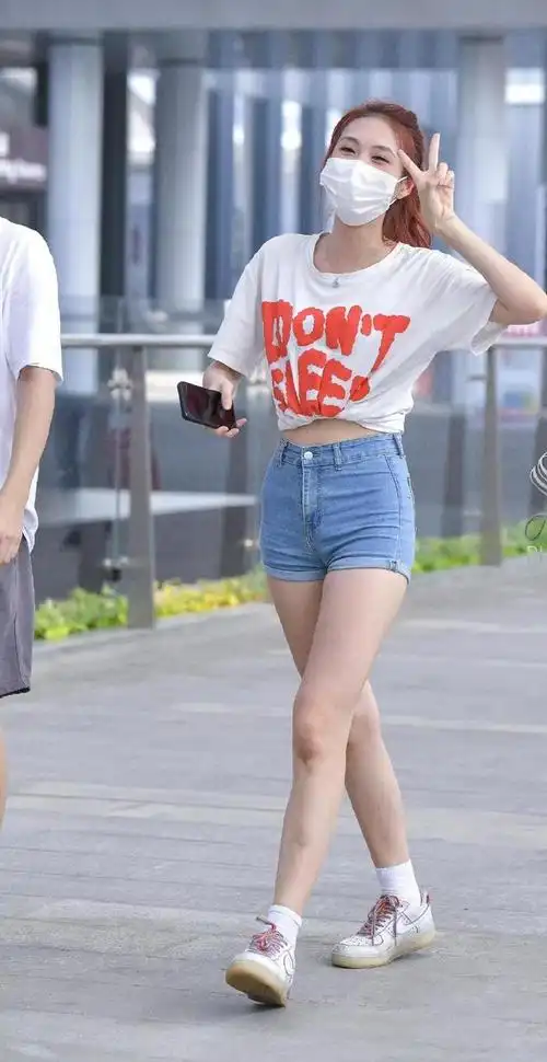 时尚女生的完美组合:白t恤搭配牛仔裤|白t恤|时尚女生|牛仔裤_新浪