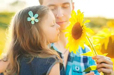 家庭中的信任和团结.父亲节.女儿和爸爸在一起.亲情照片