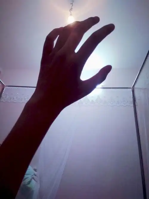 我伸手就可以触到光.