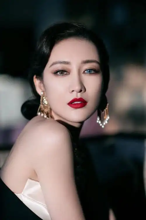 王鸥身着黑色抹胸长裙眼神深邃迷人