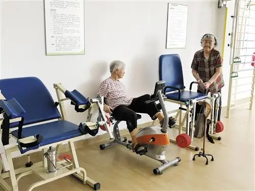 老年人在养老院娱乐室开展文体活动.