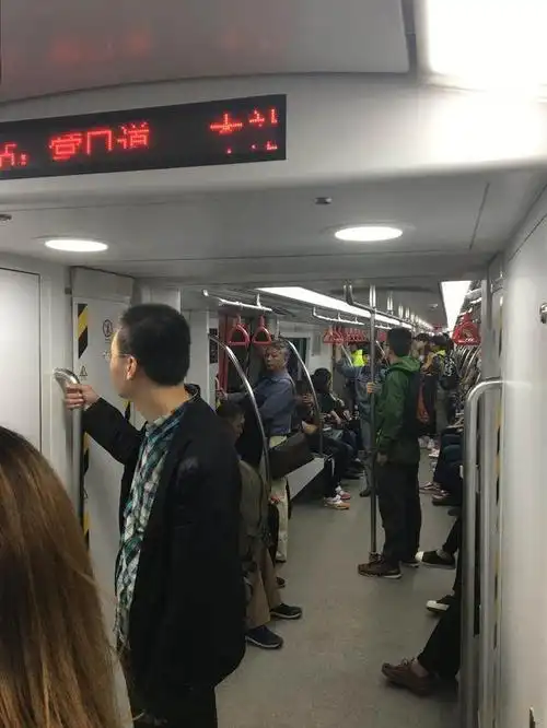 在天津坐地铁,车厢里姑娘穿的简单帅哥穿的多,站门口共享单车多