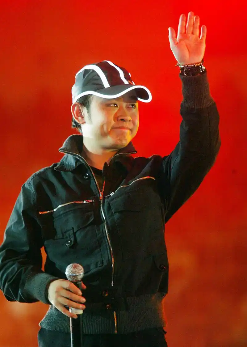 当下充斥于各大网络平台的成千上万的翻唱歌手都在争先翻唱刀郎的歌曲