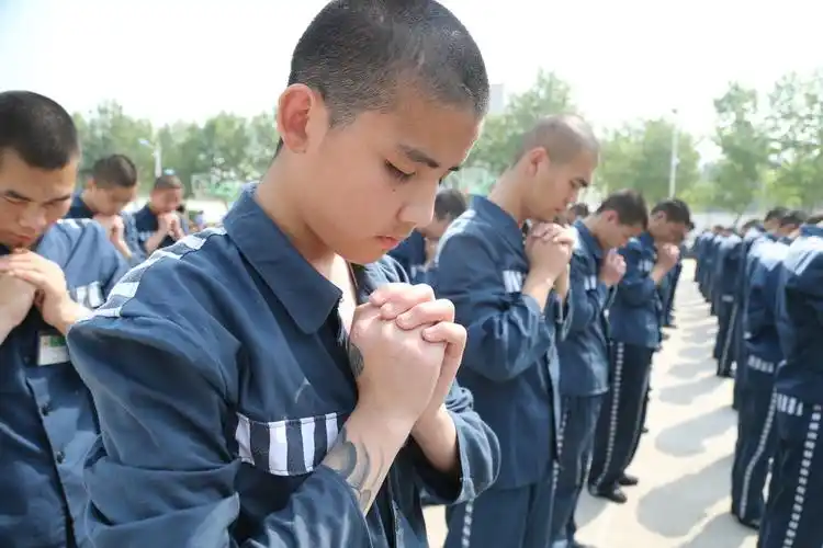 社会和服刑人员家属相结合共同改造未成年犯),认真做好少年犯与社会